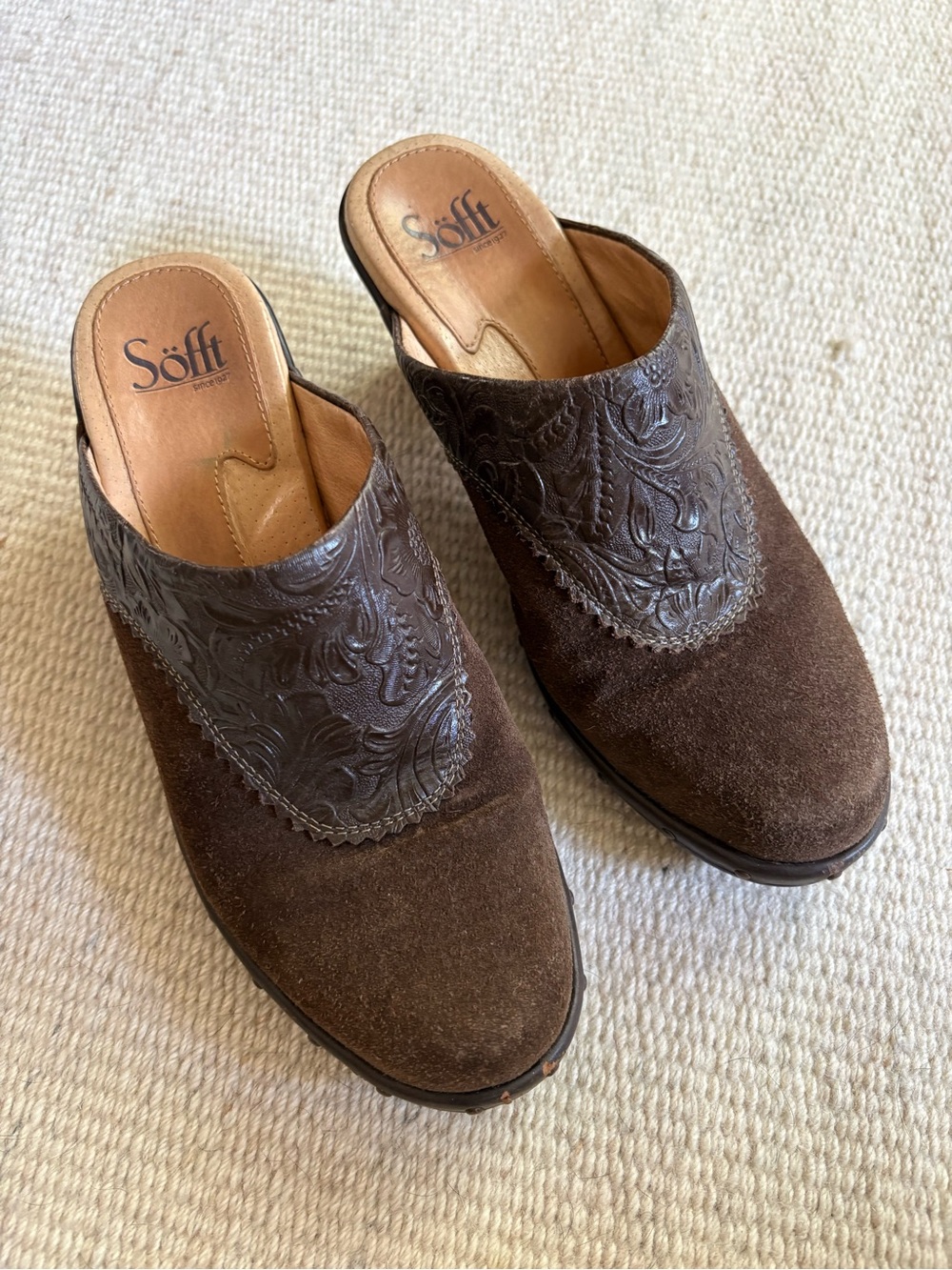 Sofft brown suede low heels with tooled leather vamp